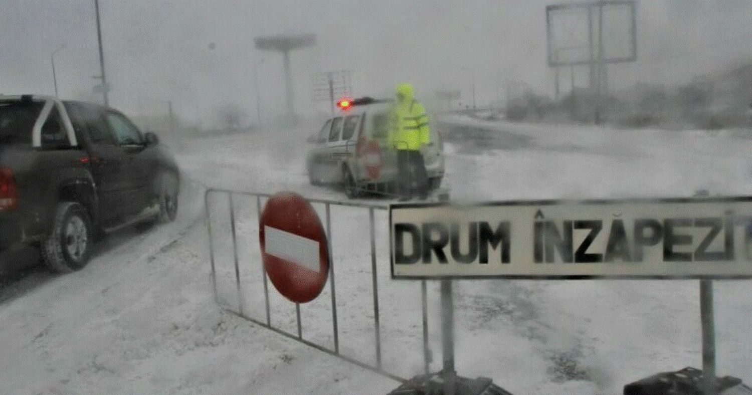 Zăpada blochează România. DN și DJ sunt blocate. Cad stâlpii de electricitate și copacii, sunt distruse mașinile