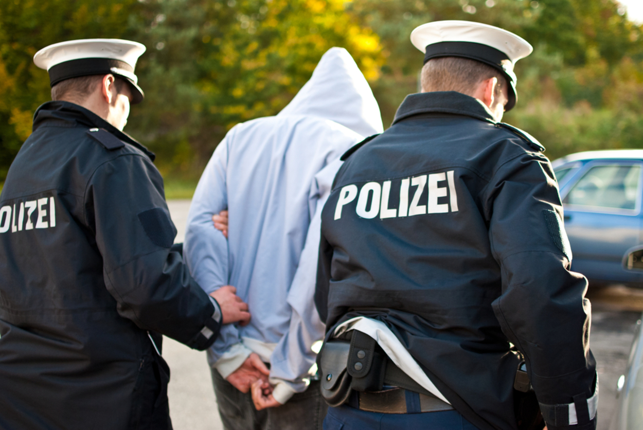Adolescent acuzat de uciderea unui profesor în Germania. Interesant cine a sunat la poliție să anunțe atacul
