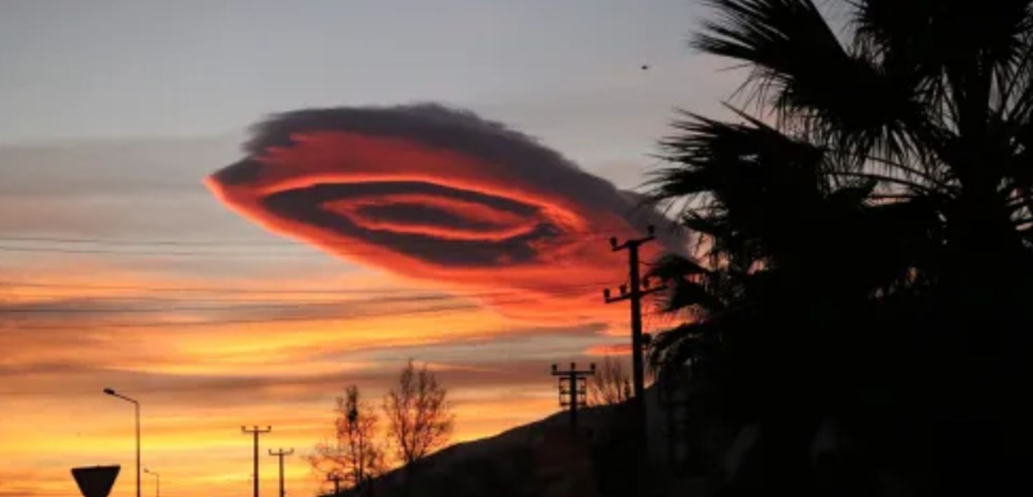 Nor neobișnuit pe cerul orașului Bursa din Turcia. La prima vedere, ai zice că e un OZN