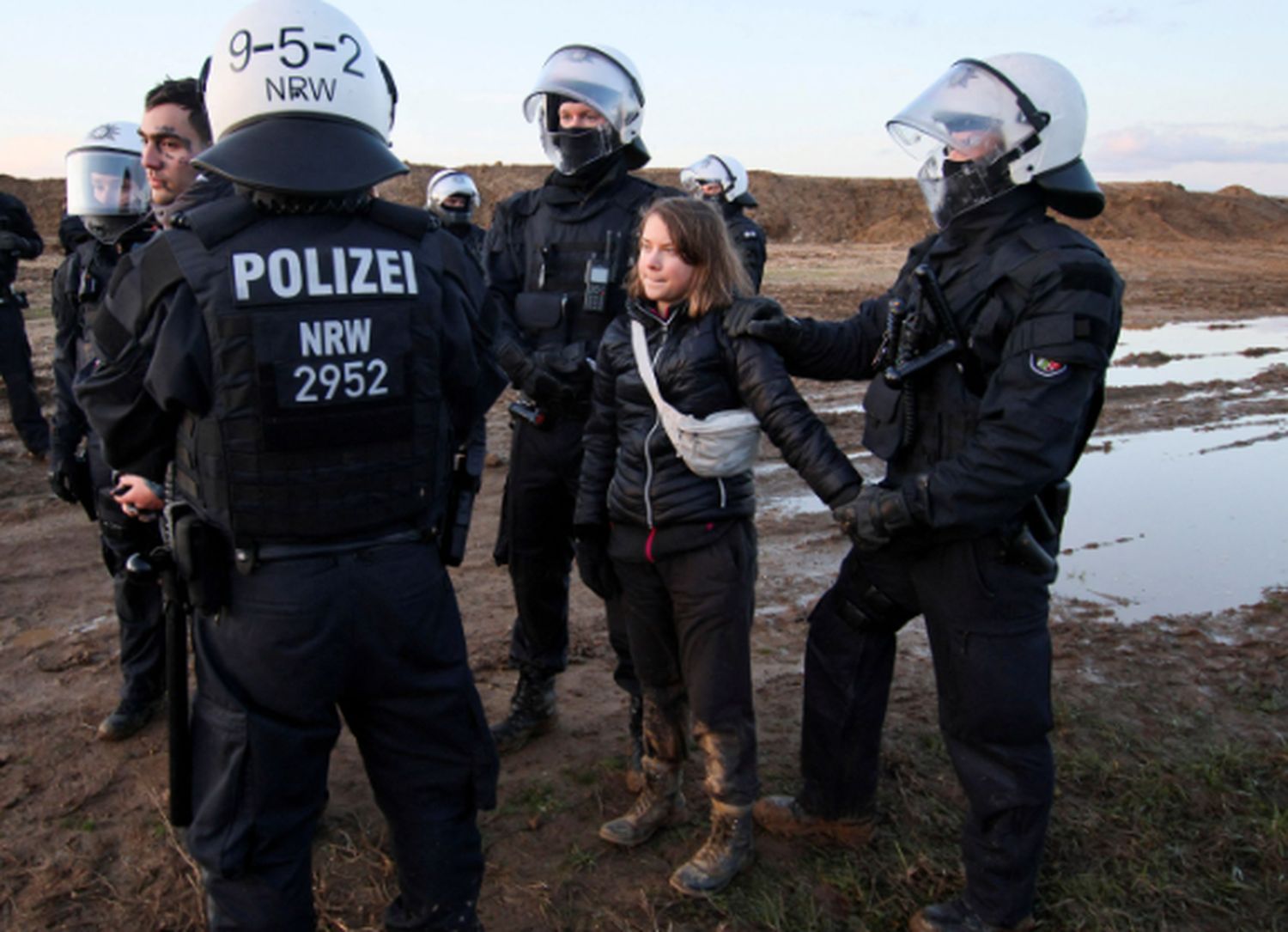 I-a băgat pe frații Tate în închisoare, acum a fost ea reținută. Greta Thunberg, târâtă de polițiștii germani și aruncată în dubă
