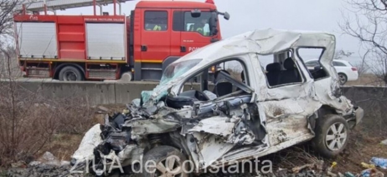 Incredibil ce s-a întâmplat cu șoferul unui autoturism după ciocnirea cu un tren și un TIR. Imagini de la fața locului