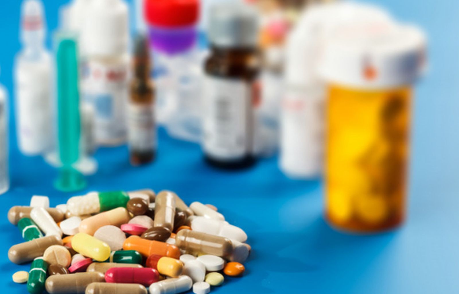 Alexandru Rafila a rezolvat problema. Nici o farmacie nu va mai vinde antivirale și antibiotice fără rețetă