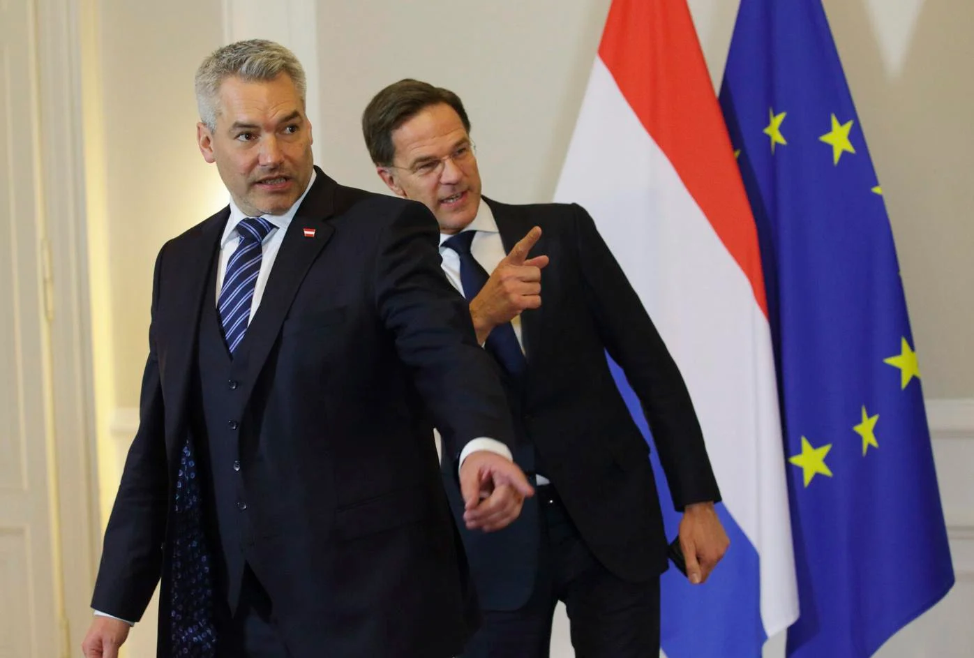 Cancelarul Karl Nehammer și premierul olandez Mark Rutte s-au întâlnit și și-au dat mâna din nou. Aceeași poziție față de România