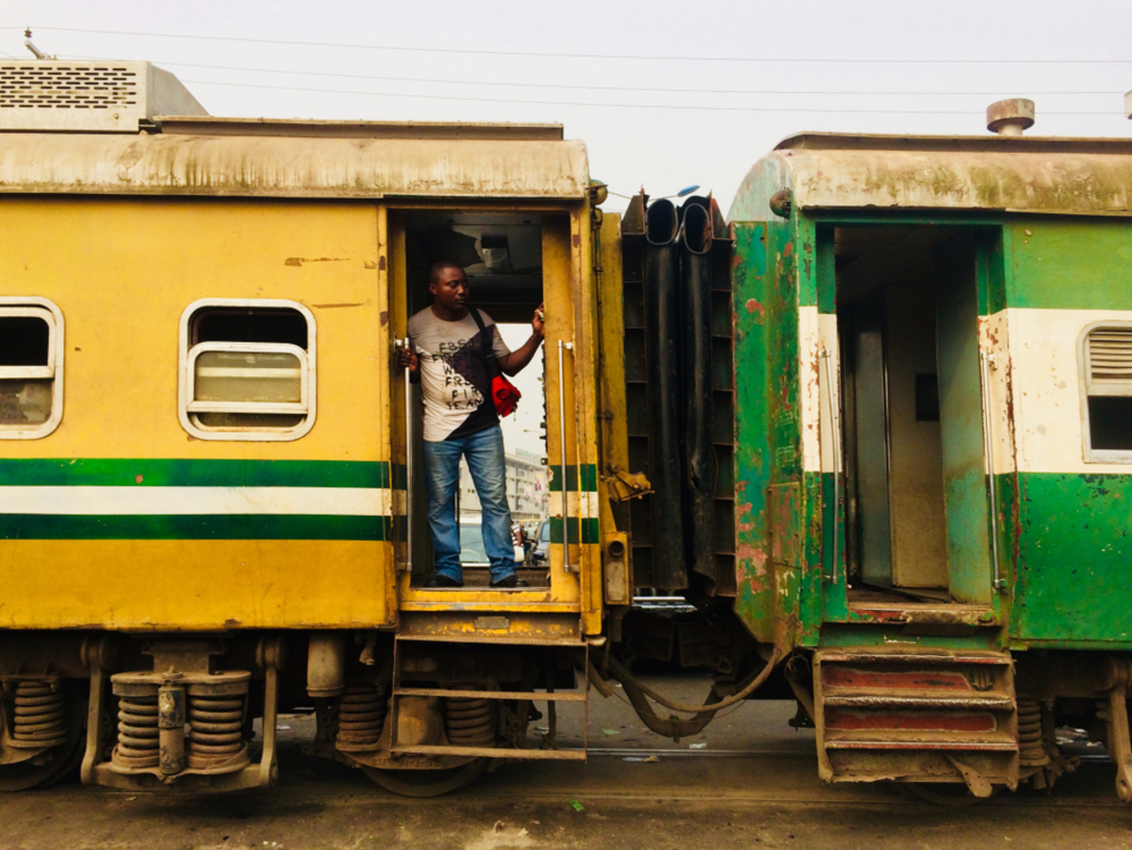Peste 32 de persoane, răpite într-o gară din Nigeria. Oameni împușcați, morți și răniți pentru un motiv șocant