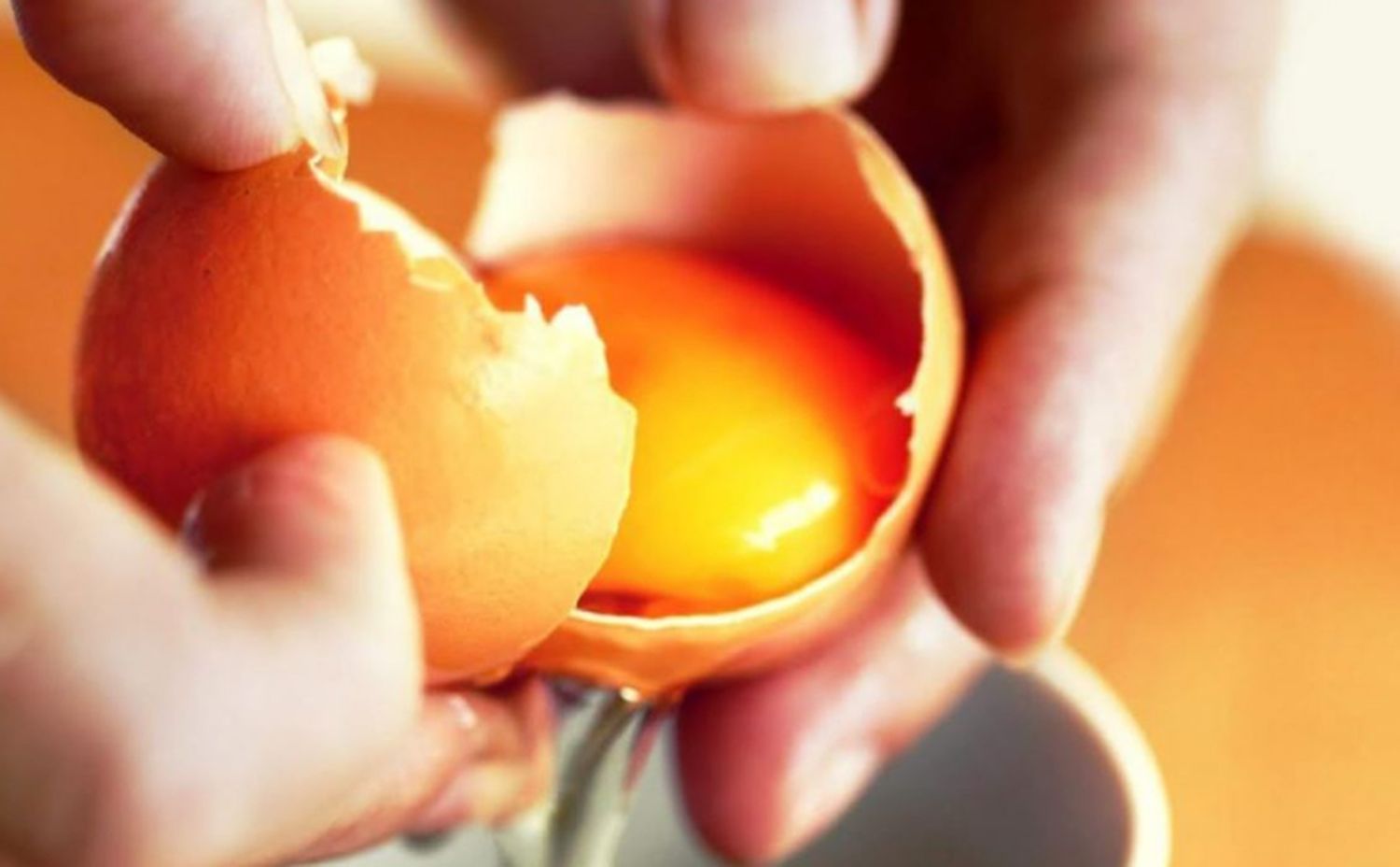 Pedeapsă șoc pentru angajații unei companii: Cine nu-și face treaba cum trebuie, va mânca ouă crude