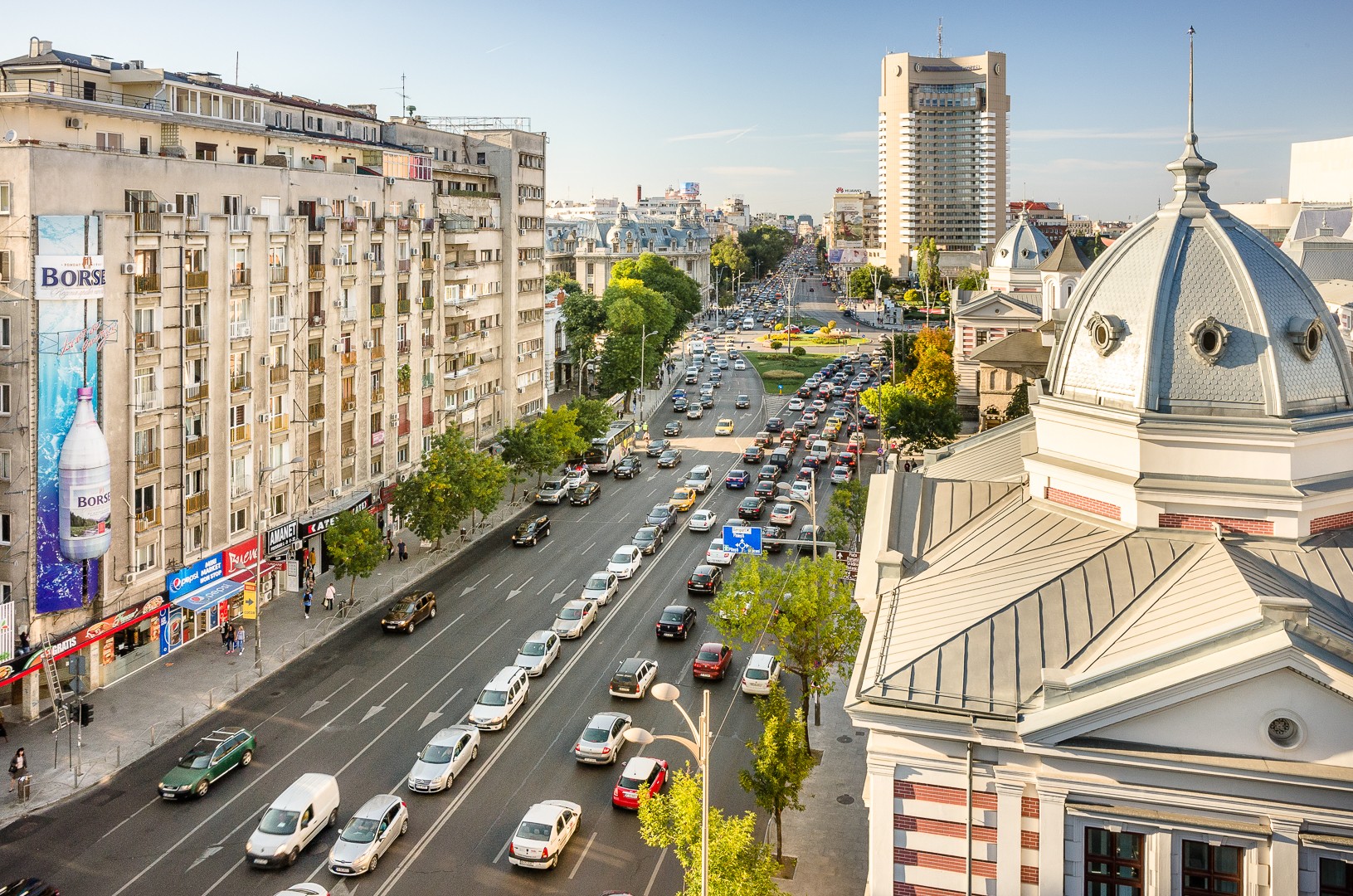 Traficul în zona Piața Unirii a fost restricţionat. Experţii studiază cauzele tasării terenului care riscă să se surpe