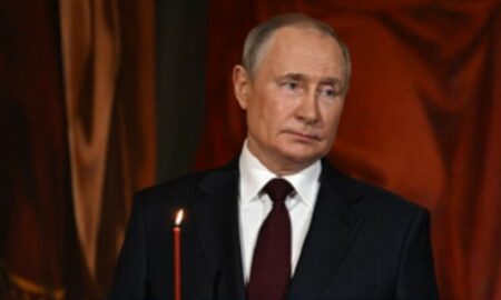 O regie impresionantă: Vladimir Putin, singur la slujba de Crăciun oficiată într-o catedrală din Kremlin. Video