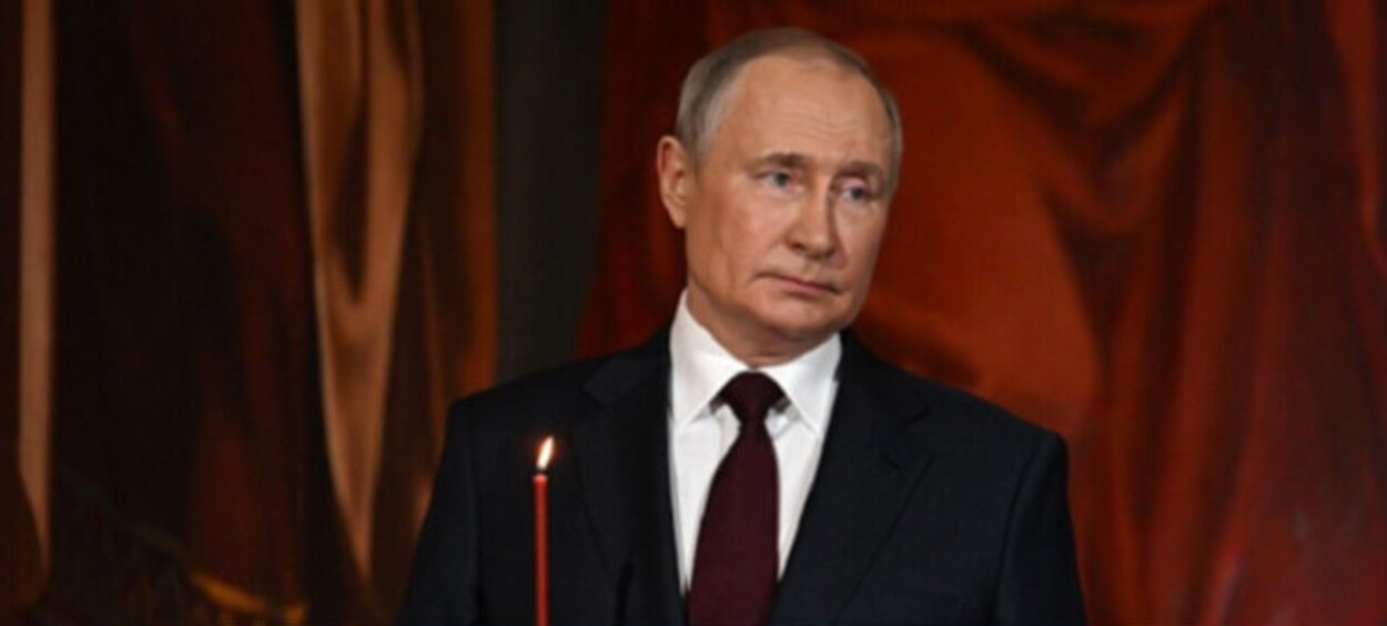 O regie impresionantă: Vladimir Putin, singur la slujba de Crăciun oficiată într-o catedrală din Kremlin. Video