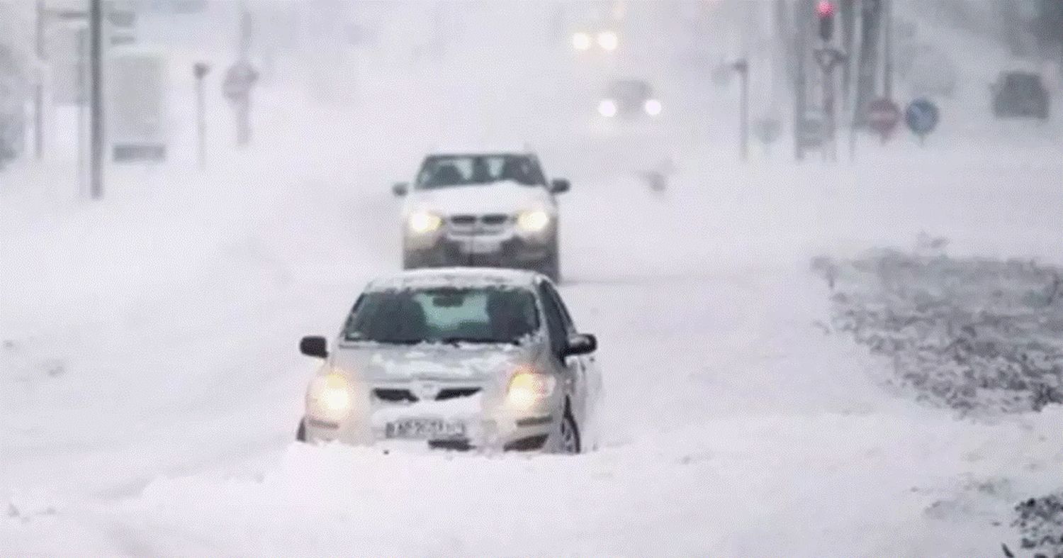 Avertizare Infotrafic. Ninge viscolit și zăpada se depune pe șosele