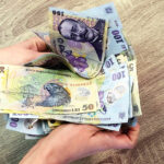 bani pentru romani, fonsuri din partea statului Un comunicat de presă al Ministerului Investițiilor și Proiectelor Europene (MIPE), arată că 2,4 milioane de români aflați în situații financiare dificile, vor primi un ajutor social, în șase tranșe, în valoare de 250 de lei fiecare. Banii vor putea fi folosiți pentru achiziția de alimente și mese calde. „Sprijinul pentru alimente și mese calde acordat românilor vulnerabili continuă și în 2023, odată cu majorarea cu 12,5% a pragului de venit până la care se acordă dreptul. Astăzi au fost virate sumele pentru prima tranșă de anul acesta, adică a tranșa a V-a din program, de care vor beneficiază aproape 2,4 milioane de români. Ne respectăm astfel promisiunea față de oameni, aceea de a avea grijă de nevoile lor imediate.”, spune Marcel Boloș. Banii vin înainte de Paște Luna aceasta, tranșa a doua a ajutorului sub formă de voucher de 250 de lei, va ajunge pe cardurile românilor beneficiari înainte de Paște. Mai mult, tot în acest an, românii vulnerabili vor primi o serie de ajutoare financiare de la Guvern, pentru a-i ajuta să treacă peste dificultățile lor materiale. Vorbind despre voucherele de 250 de lei, Marcel Boloș a declarat că: „De aceste vouchere de alimente beneficiază aproape 2,4 milioane de români. Ne respectăm astfel promisiunea faţă de oameni, aceea de a avea grijă de nevoile lor imediate. Pe lângă voucherele sociale pentru alimente, vom continua distribuirea pachetelor cu produse alimentare şi în acest an, cu o nouă tranşă în luna aprilie. De asemenea, românii din medii vulnerabile primesc 1.400 de lei pentru plata facturilor la energie.” a declarat Marcel Boloș, ministrul Investiţiilor şi Proiectelor Europene. Vouchere pentru rechizite și renovarea locuințelor În plus, Guvernul român acordă bani pentru elevi, mai precis, pentru achiziționarea de rechizite, și îmbrăcăminte. „Adăugând la acestea sprijinul pentru rechizite şi îmbrăcăminte acordat elevilor, trusourile pentru mamă şi nou-născut, voucherele pe care le pregătim pentru îmbunătăţirea condiţiilor de locuit şi pentru achiziţionarea de electrocasnice, putem vorbi în 2023 despre un amplu pachet de măsuri sociale finanţat din fonduri europene – 1,8 miliarde de euro într-un singur an”, a declarat ministrul Investiţiilor şi Proiectelor Europene, Marcel Boloş. La acestea se adaugă și distribuirea pachetelor de alimente de 24kg, cât și bani pentru repararea sau renovarea locuințelor. „Pe lângă voucherele sociale pentru alimente, vom continua distribuirea pachetelor cu produse alimentare și în acest an, cu o nouă tranșă în luna aprilie.De asemenea, românii din medii vulnerabile primesc 1.400 de lei pentru plata facturilor la energie. Adăugând la acestea sprijinul pentru rechizite și îmbrăcăminte acordat elevilor, trusourile pentru mamă și nou-născut, voucherele pe care le pregătim pentru îmbunătățirea condițiilor de locuit și pentru achiziționarea de electrocasnice, putem vorbi în 2023 despre un amplu pachet de măsuri sociale finanțat din fonduri europene – 1,8 miliarde de euro într-un singur an”, a declarat ministrul Marcel Boloș, potrivit RomâniaTV. bani pentru romani, fonsuri din partea statului (sursă foto: playtech.ro)
