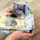 bani pentru români, fonsuri din partea statului venituri (sursă foto: playtech.ro) 10.000 de lei