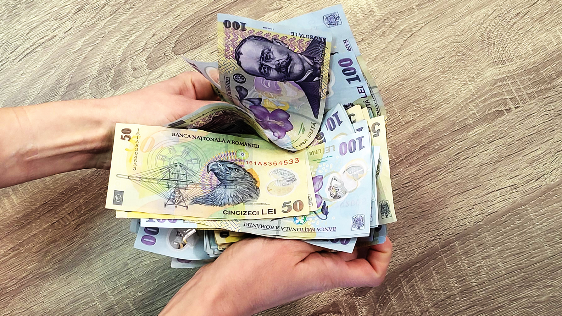 bani pentru români, fonsuri din partea statului venituri (sursă foto: playtech.ro) 10.000 de lei