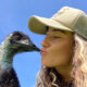 Emmanuel, celebrul emu de pe TikTok, alături de proprietare sa, Taylor (sursă foto: The Washington Post)