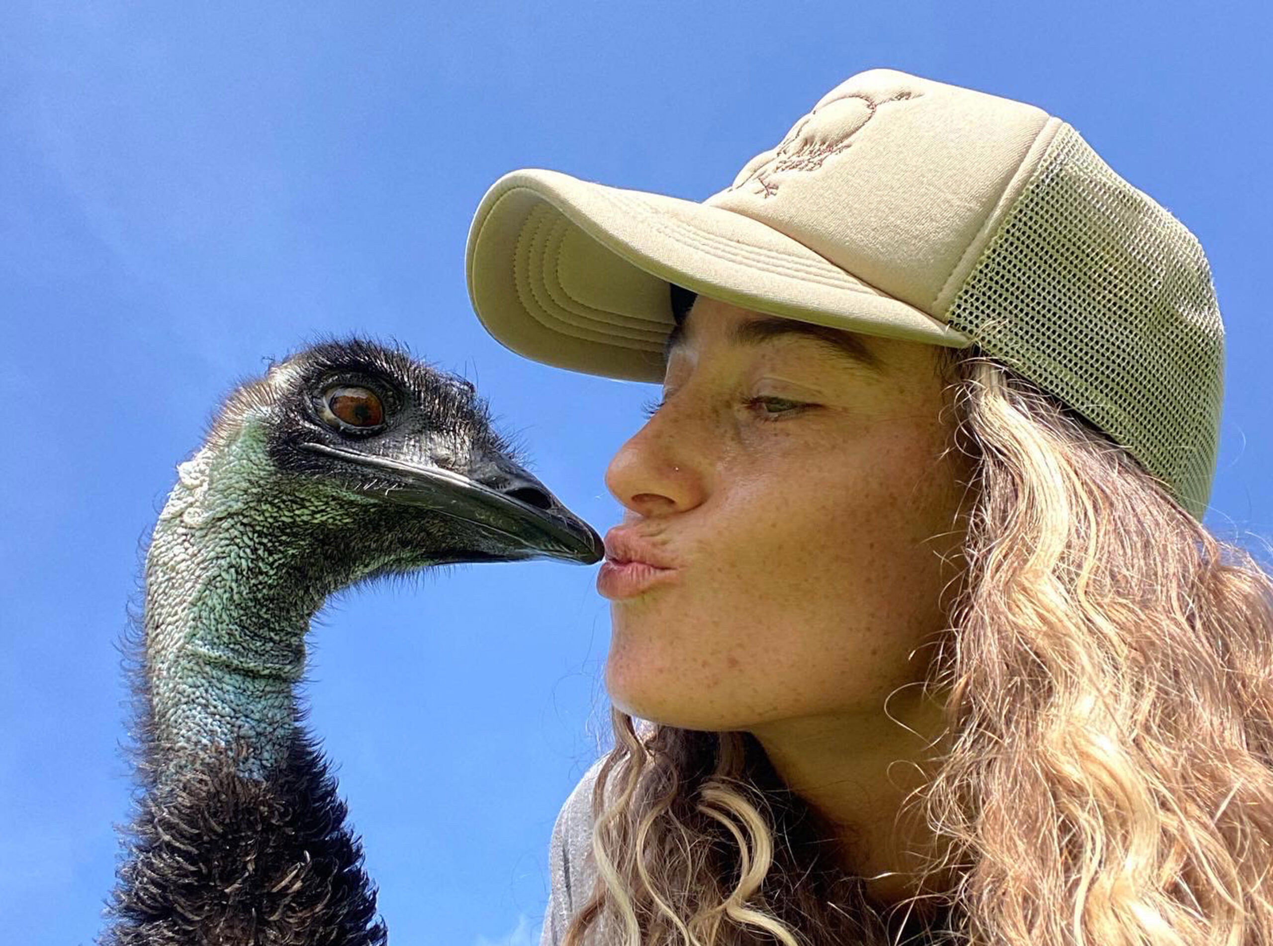 Emmanuel, celebrul emu de pe TikTok, alături de proprietare sa, Taylor (sursă foto: The Washington Post)