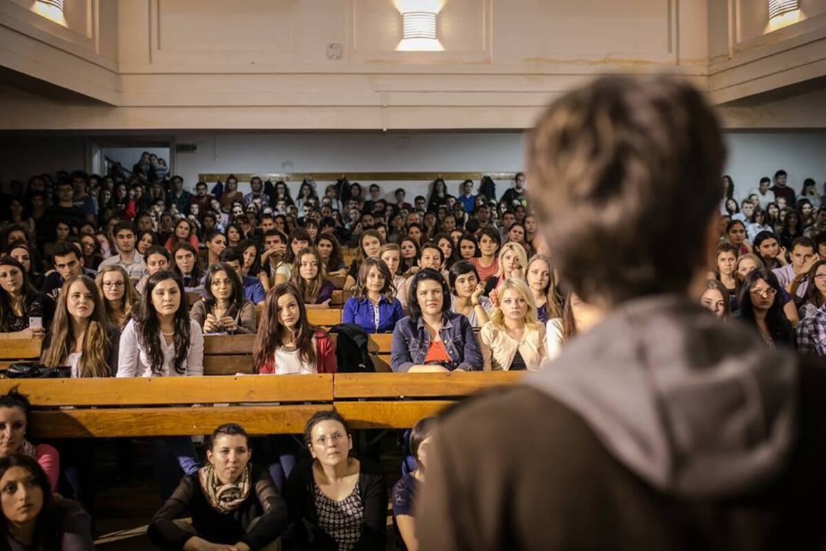 studenți la jurnalim (sursă foto: Facebook / Serile FJSC)