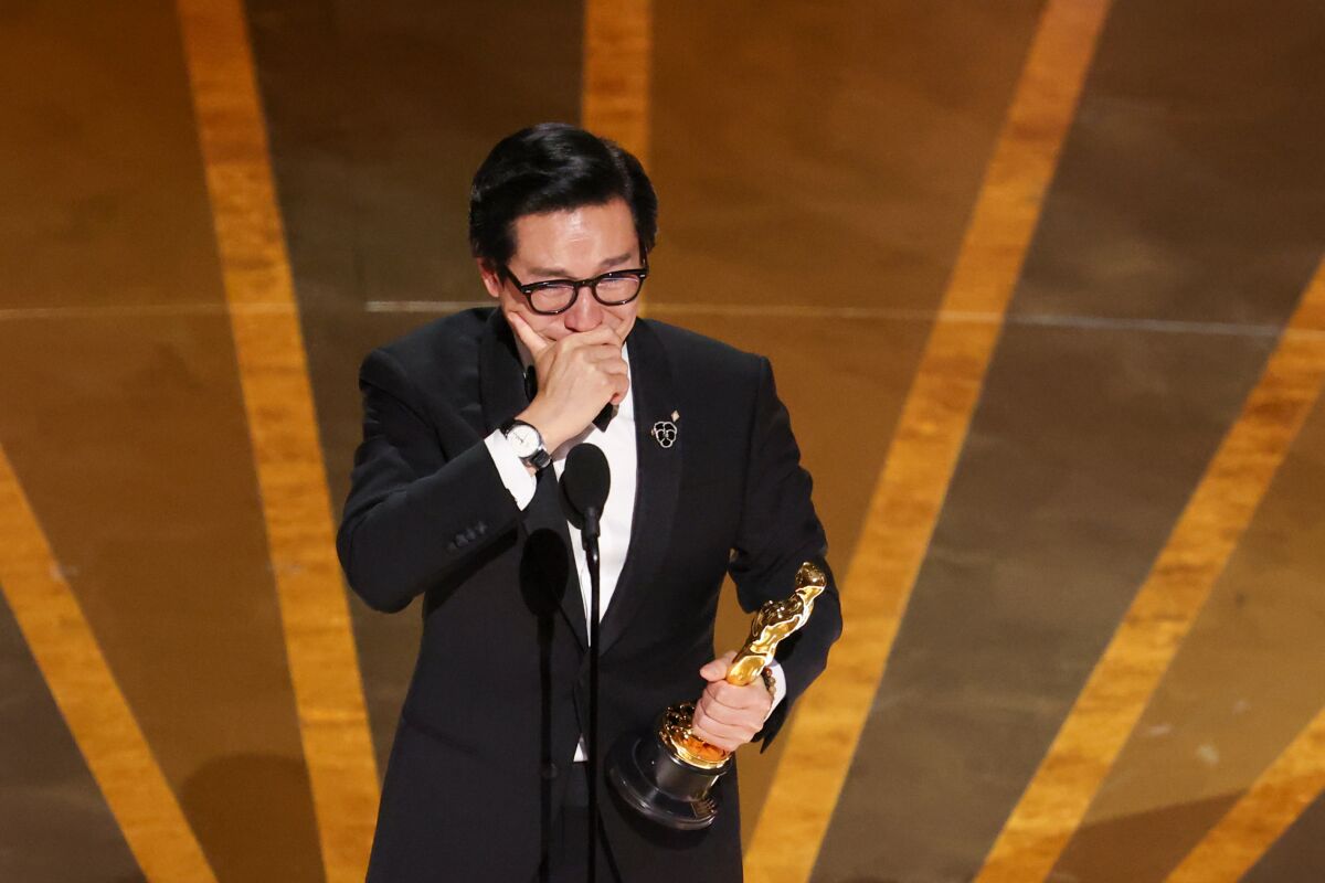 Ke Huy Quan pe scena premiilor Oscar, sursă foto LA Times