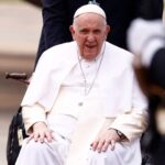 papa francis intr-un scaun cu rotile