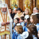 Patriarhul Daniel, alături de tineri și copii în Biserică