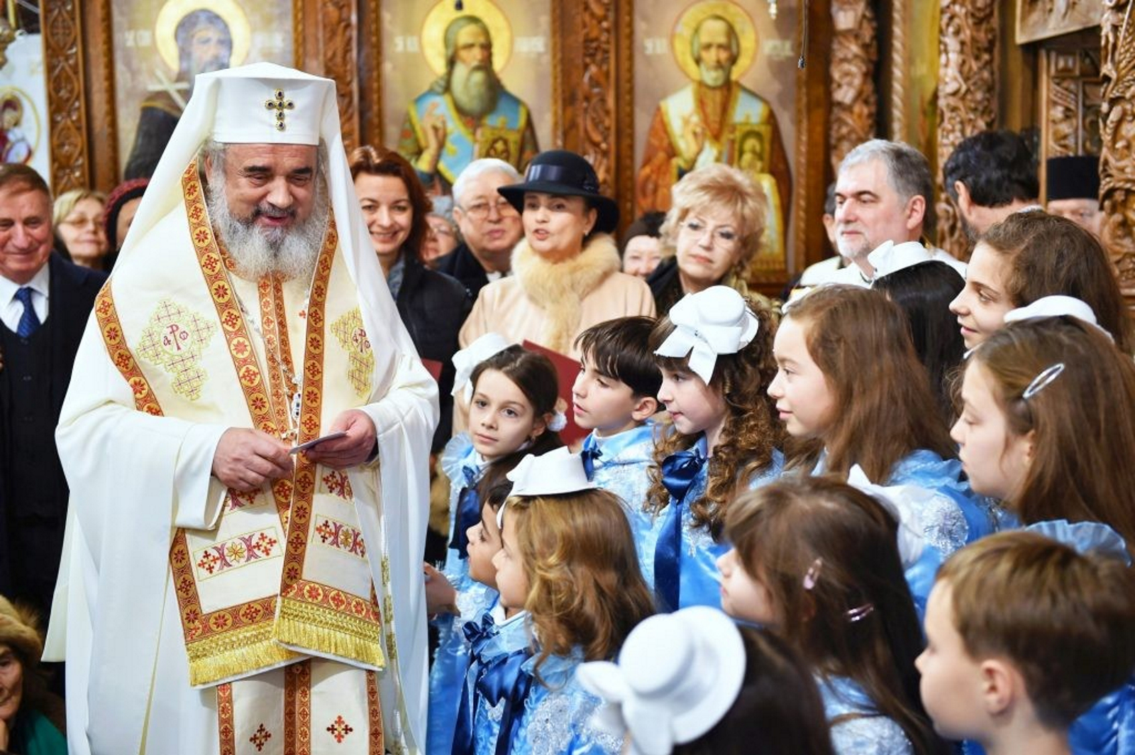 Patriarhul Daniel, alături de tineri și copii în Biserică