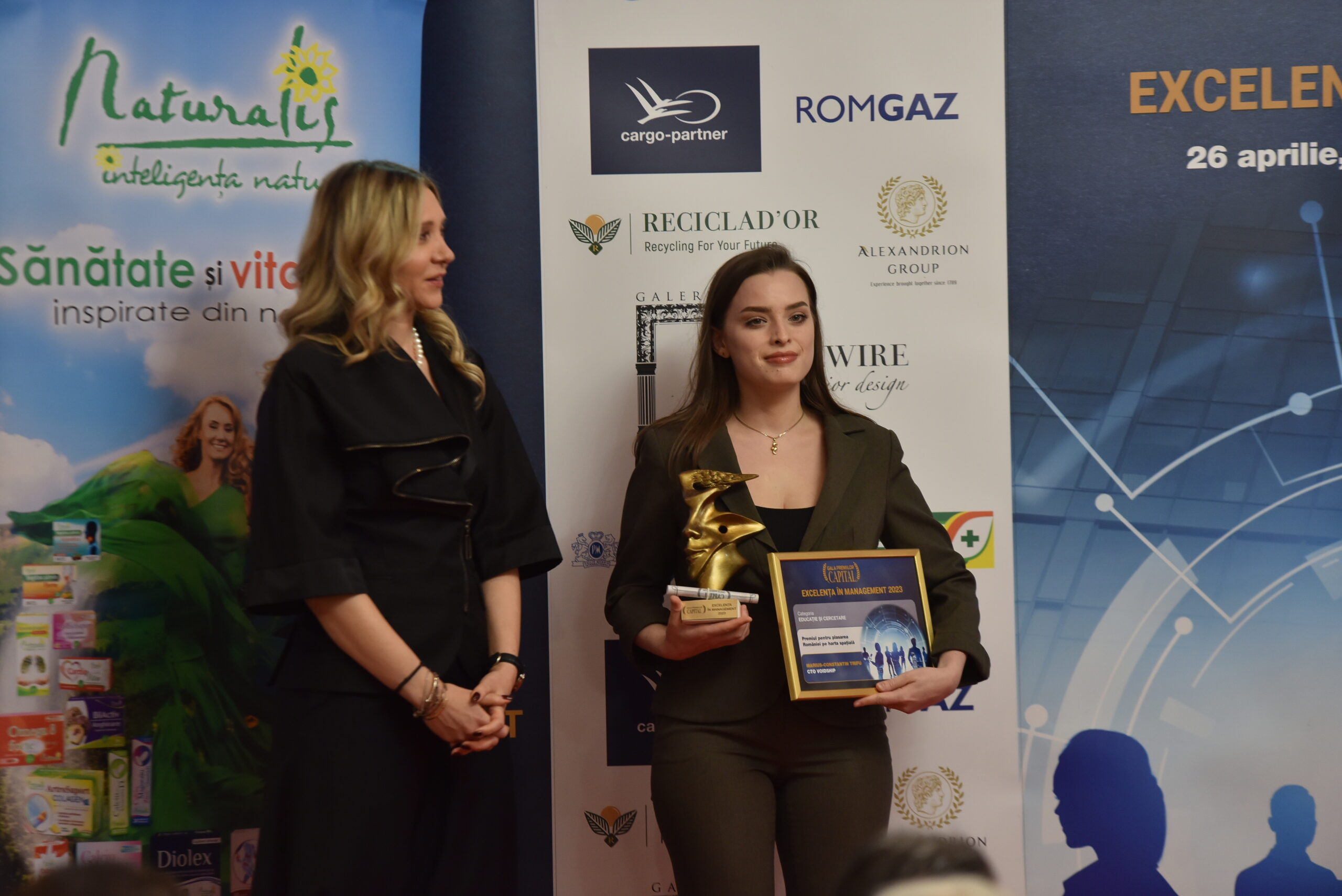Inesa Schmidt, Co-founder and Chief Management Officer VOIDSHIP, primește premiul pentru plasarea României pe harta spațială (sursă foto: Christian Blancko)