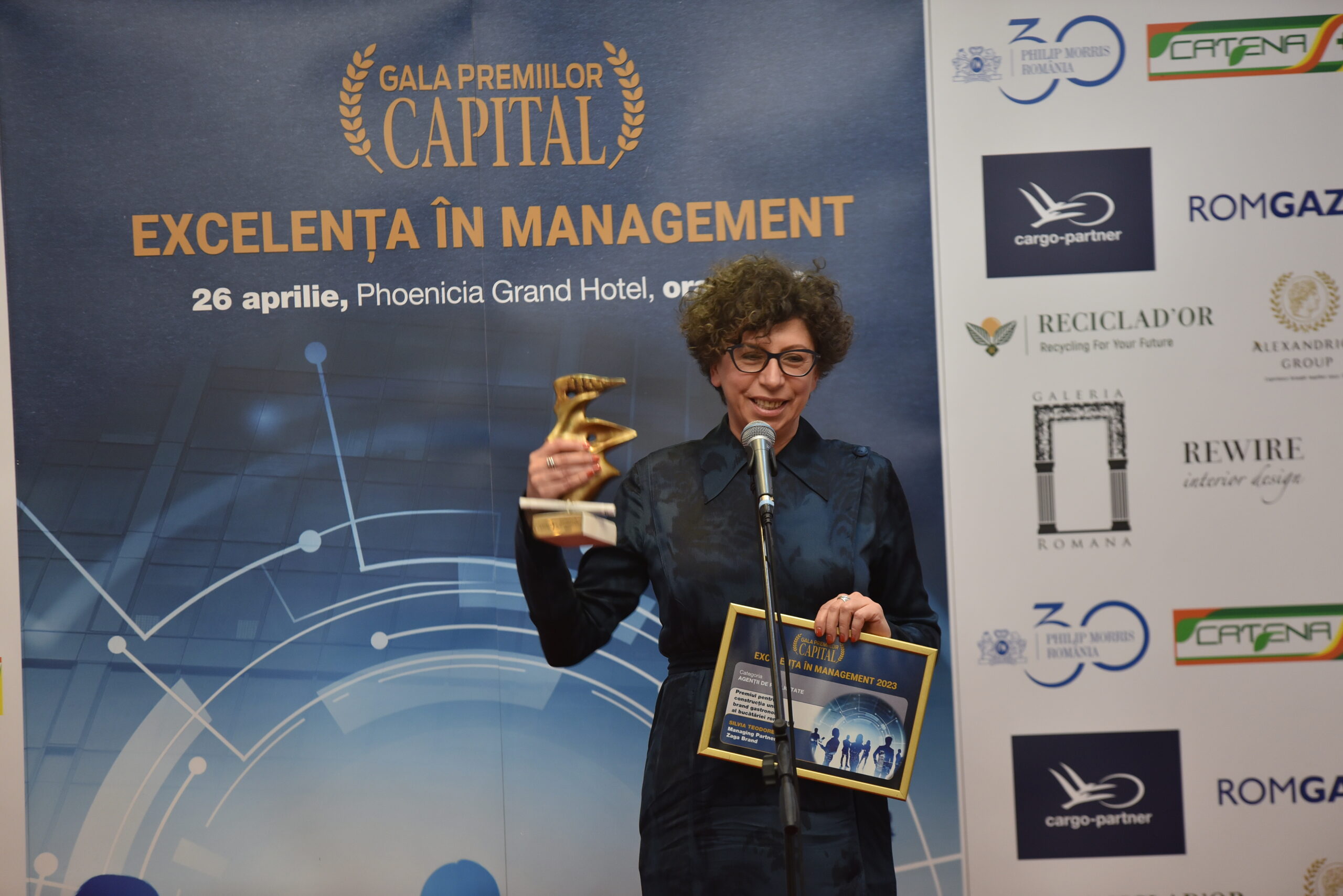 Silvia Teodorescu, Managing Partner Zaga Brand, primește Premiul pentru construcția unui brand gastronomic al bucătăriei românești (sursă foto: Christian Blancko)