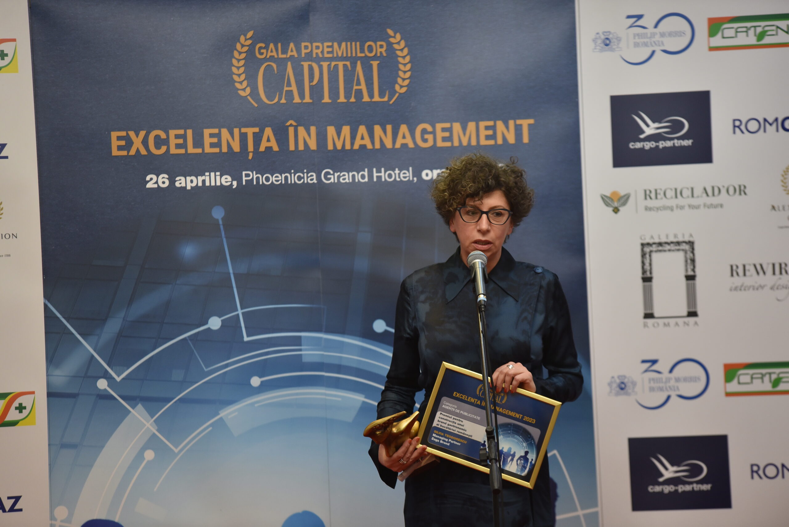 Silvia Teodorescu, Managing Partner Zaga Brand, primește Premiul pentru construcția unui brand gastronomic al bucătăriei românești (sursă foto: Christian Blancko)