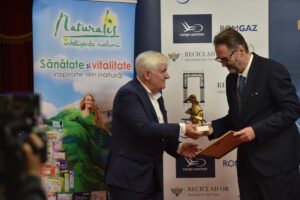 Mihai Constantinescu primește premiul de la Emil Ene, cofondator Galeria Romană Sursa foto Christian Blancko