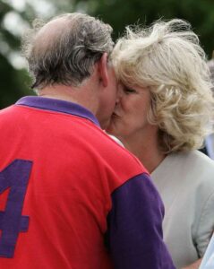 Charles și Camilla sarutându-se Sursa foto People 