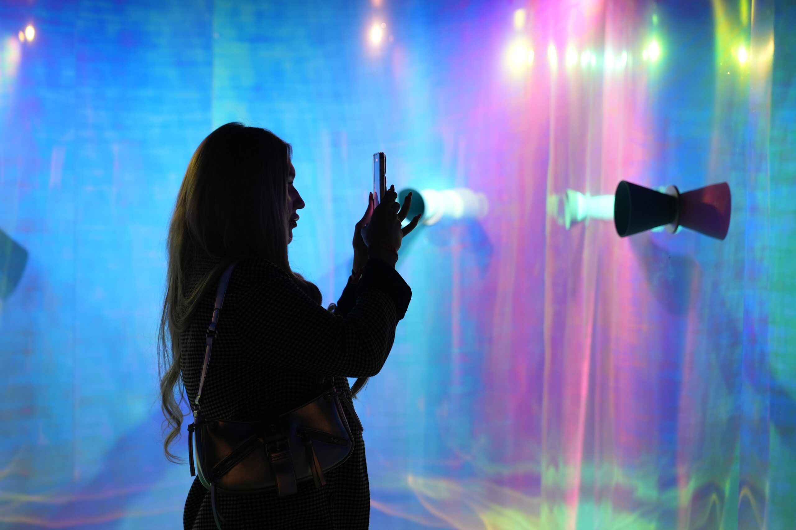 IQOS și Romanian Design Week te invită să descoperi instalația  „Echoes of Presence” între 12-28 mai în Piața Amzei din București