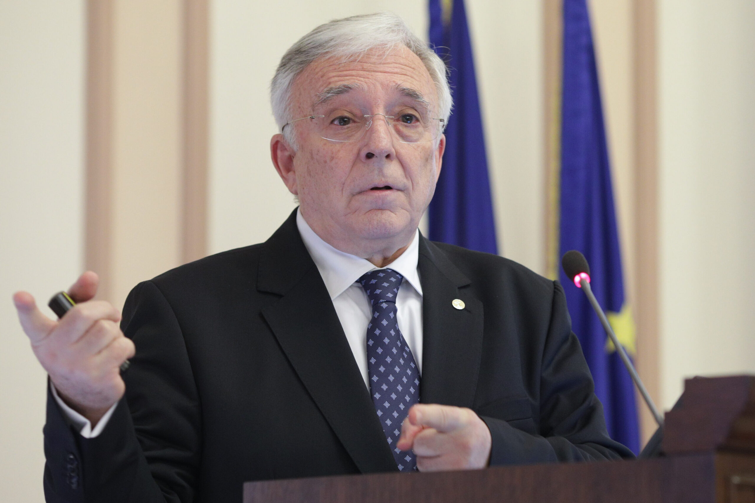 Mugur Isărescu