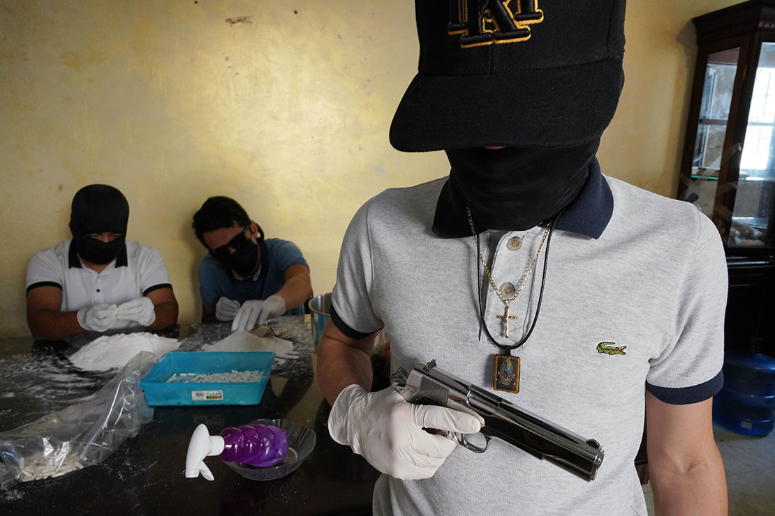 A Sinaloa Cartel gunman who calls himself Güero poses with gang members preparing methamphetamine capsules at a safe house operated by Los Chapitos in Culiacán; sursă foto: reuters.com