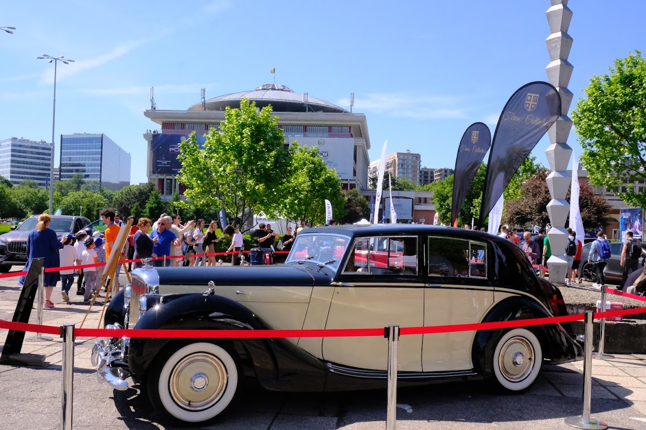 mașină de epocă, prezentă în cadrul expoziției POLI AutoFEST (sursă foto: Universitatea din București)