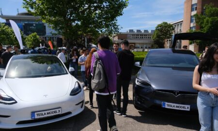 Modele de autovehicule Tesla, prezente la expoziția POLI AutoFest (sursă foto: Universitatea Politehnică din București)