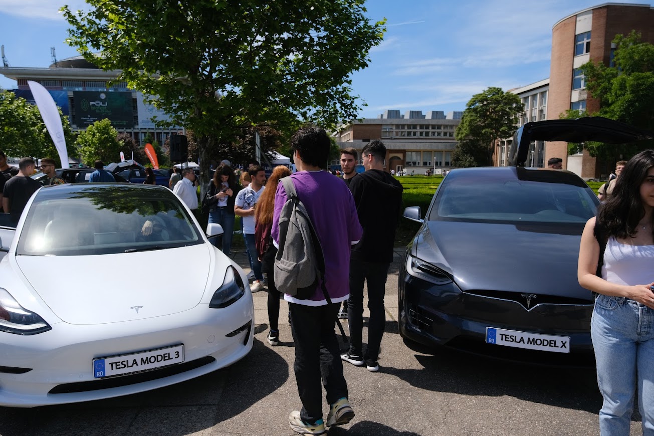 Modele de autovehicule Tesla, prezente la expoziția POLI AutoFest (sursă foto: Universitatea Politehnică din București)