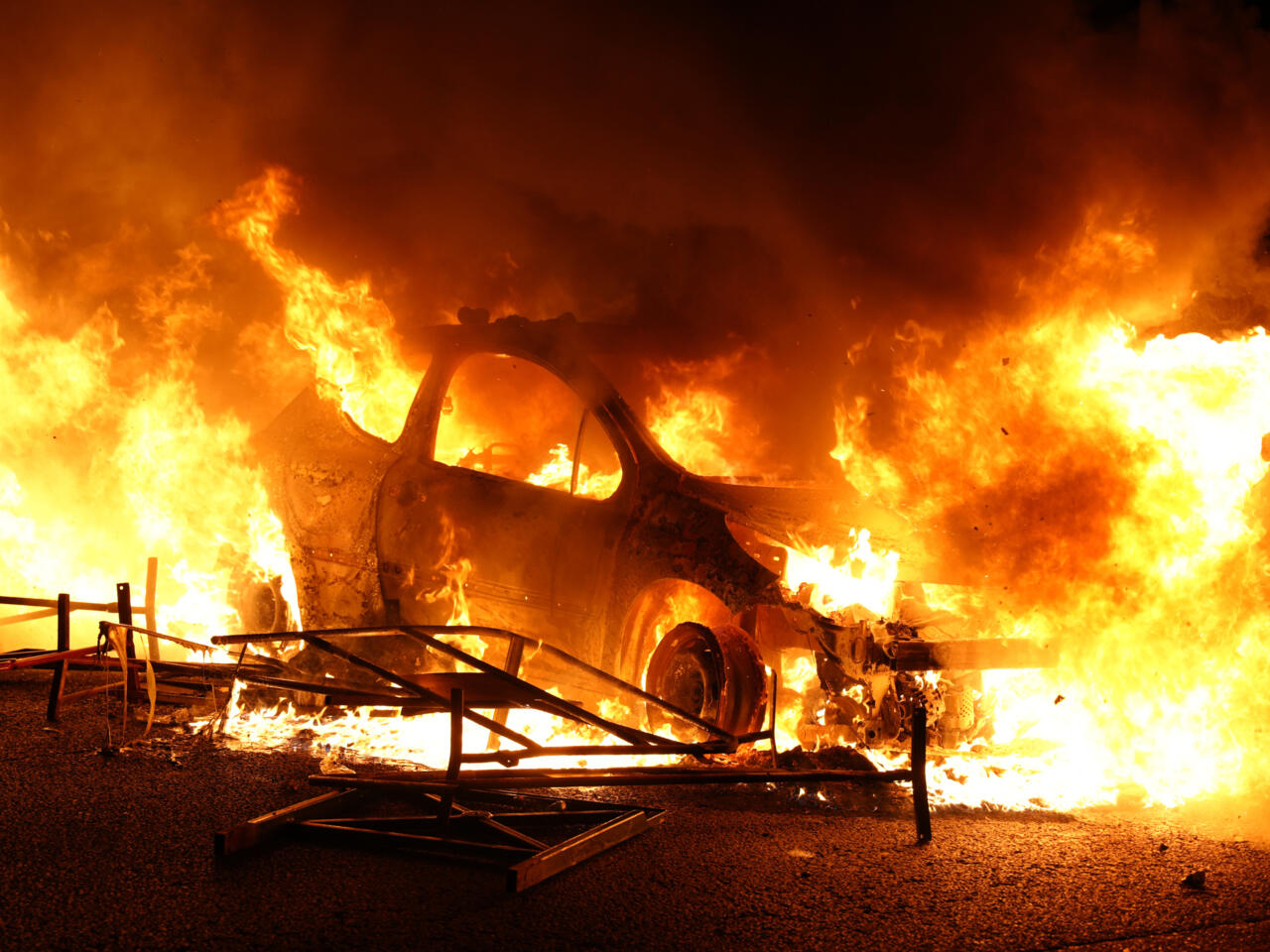 masina in flacari proteste franta (sursă foto: France 24)