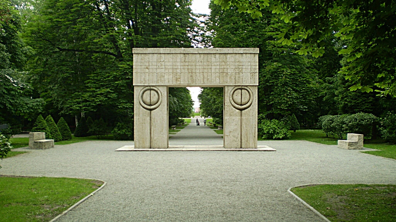 poarta sarutului brancusi (sursă foto: romaniatv.net)