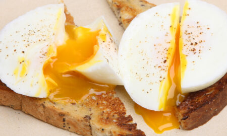 Risc ridicat de Salmonella: Cât de periculos este să consumi ouă cleioase?