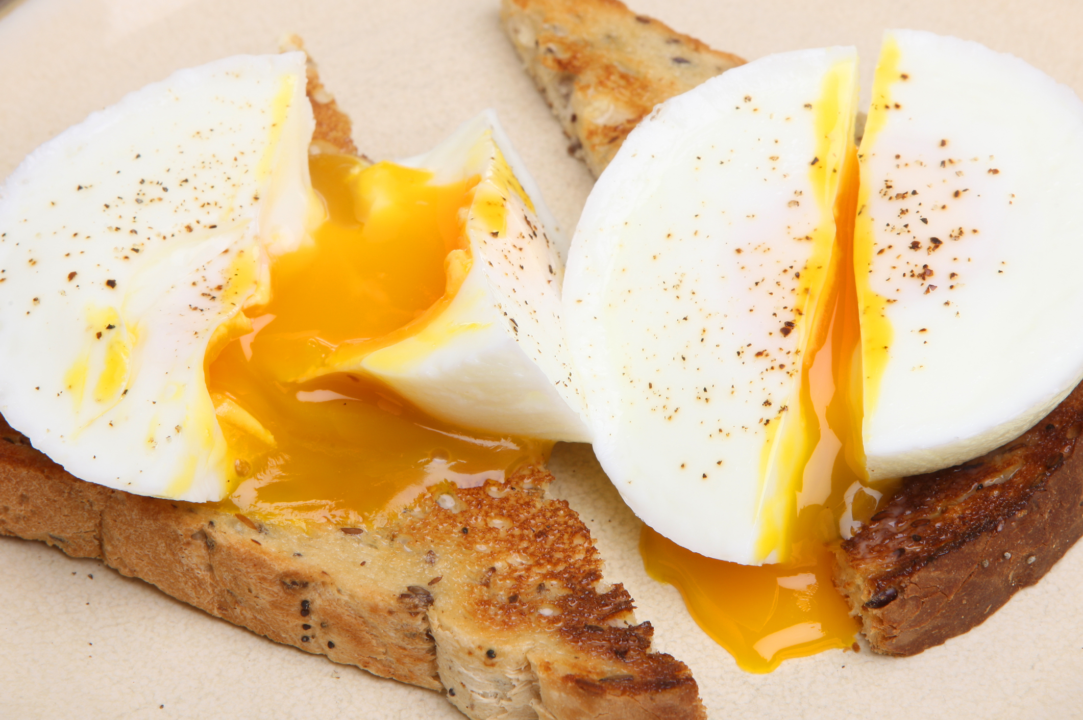 Risc ridicat de Salmonella: Cât de periculos este să consumi ouă cleioase?