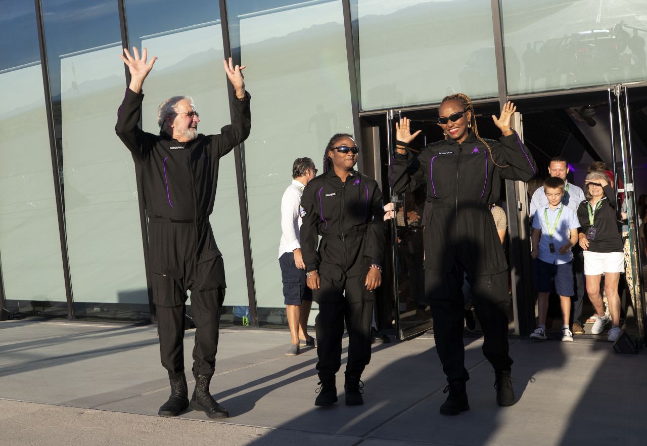 Turiștii spațiali, Jon Goodwin, Anastatia Mayers și mama ei, Keisha Schahaff, sunt văzuți înainte de a se îmbarca în zborul Virgin Galactic la Spaceport America, sursă foto CNN