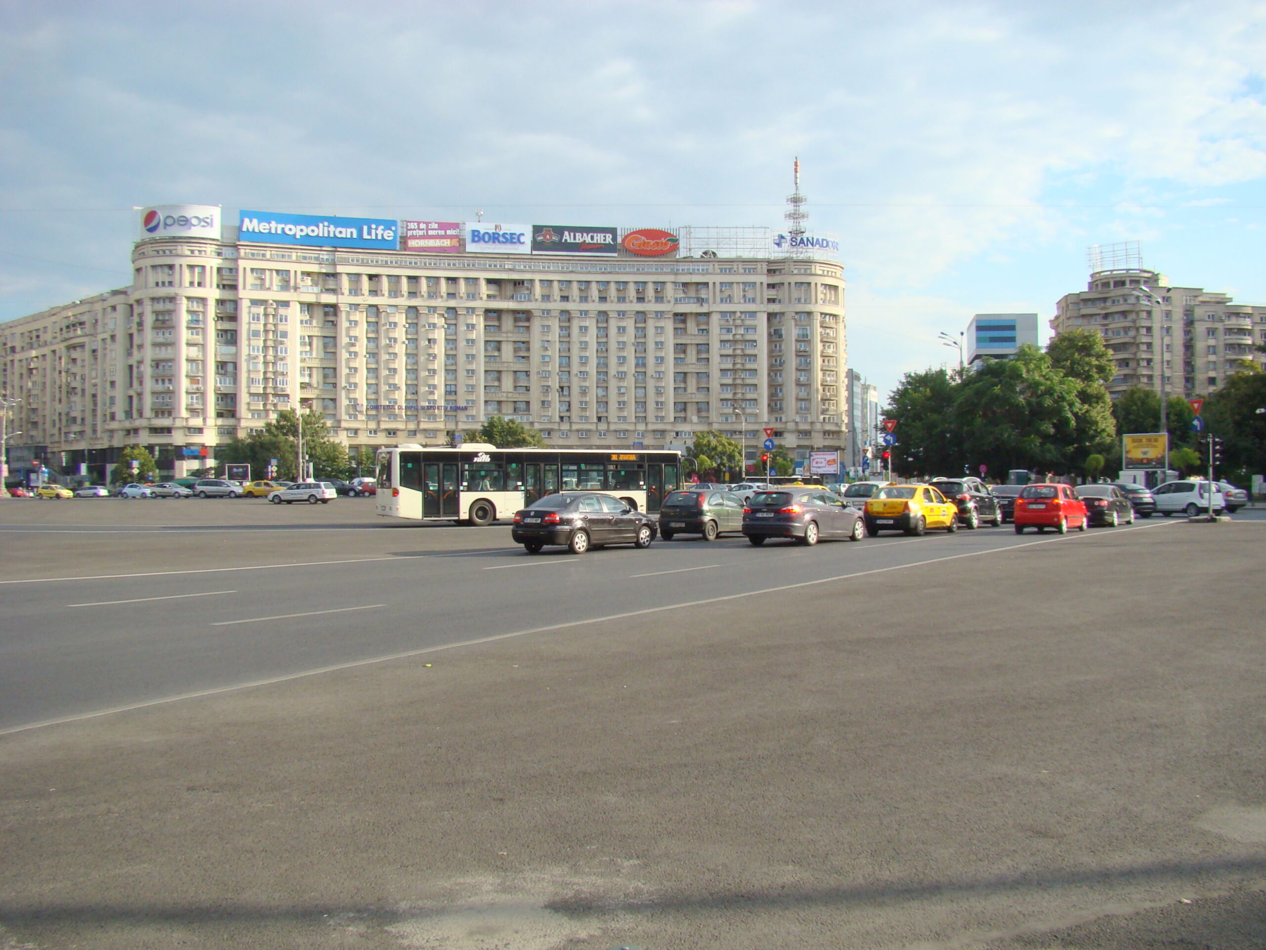 Trafic restricționat în Piața Victoriei, ca urmare a unor mitinguri