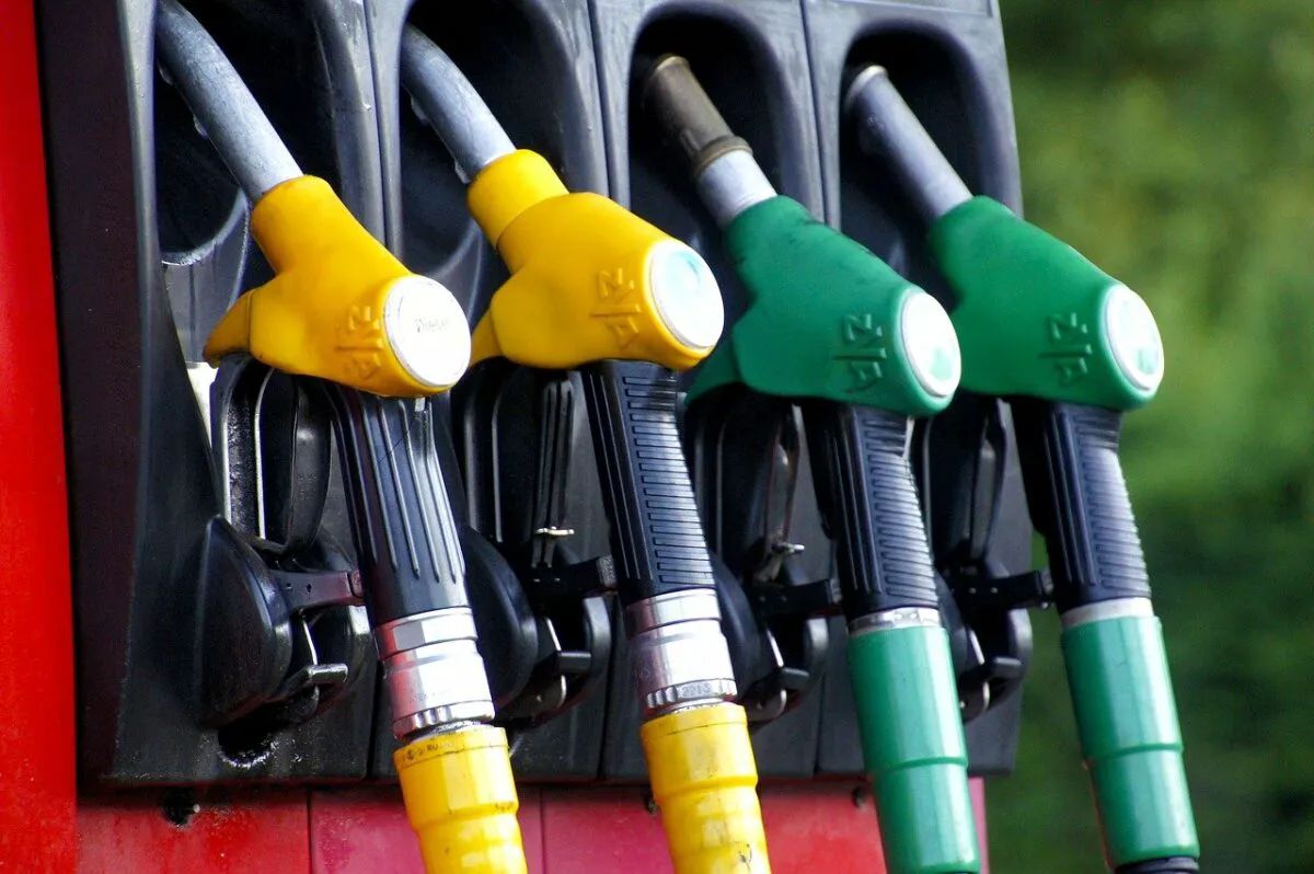 Preț carburant 13 noiembrie. Ce tarife se regăsesc la pompă