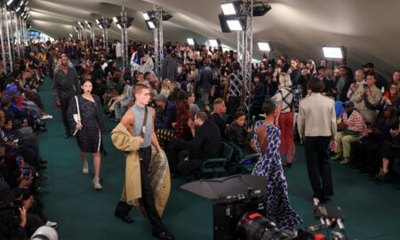 Săptămâna modei de la Londra. Burberry aduce pe podium trench-ul emblematic