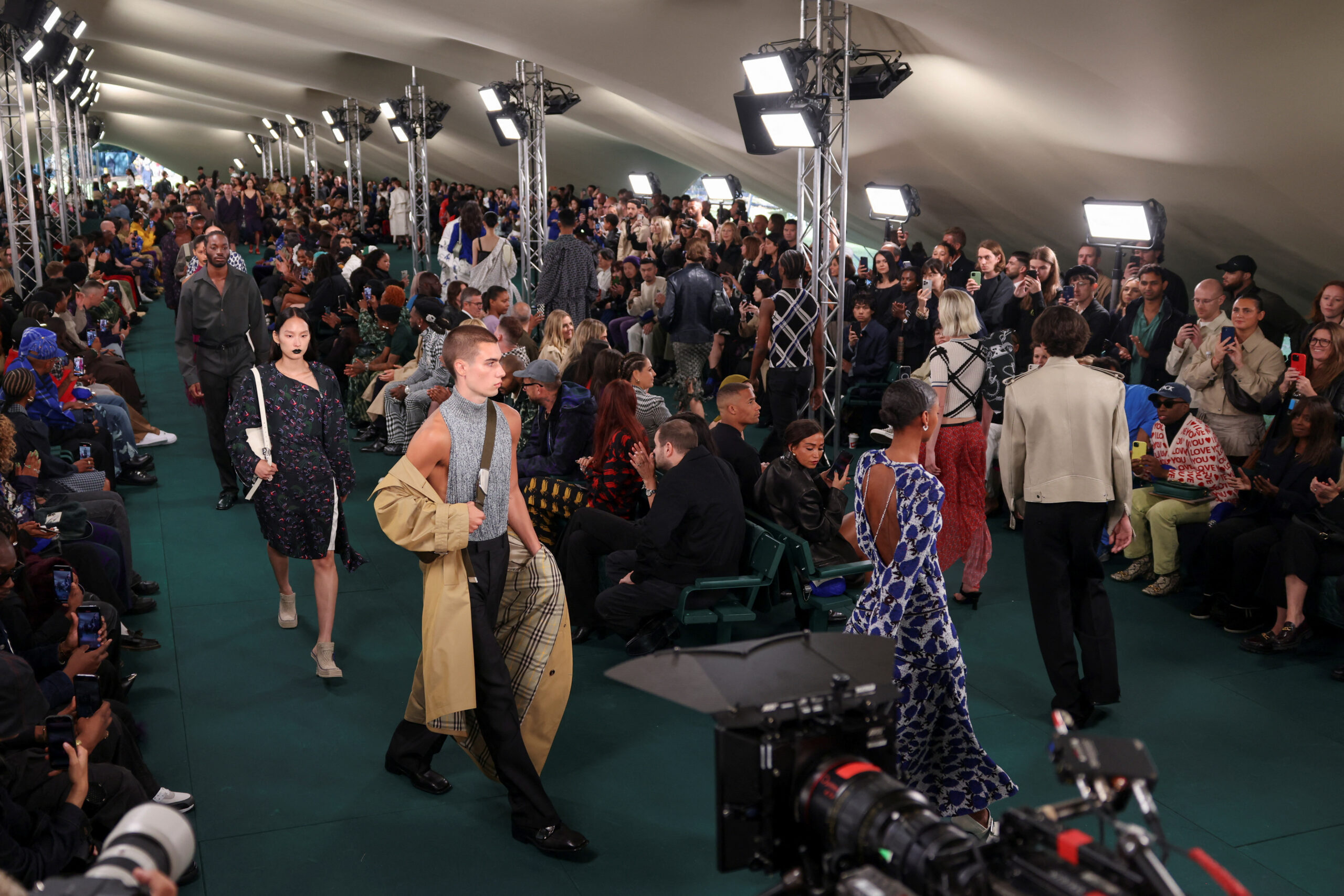 Săptămâna modei de la Londra. Burberry aduce pe podium trench-ul emblematic