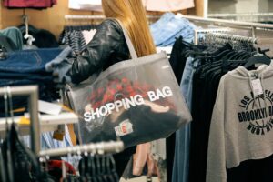Hainele de iarnă, pe rafturile magazinelor. Vremea caldă amenință sezonul cumpărăturilor