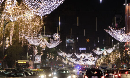 Primăria Capitalei montează decorațiunile de sărbători. Cât au costat luminițele