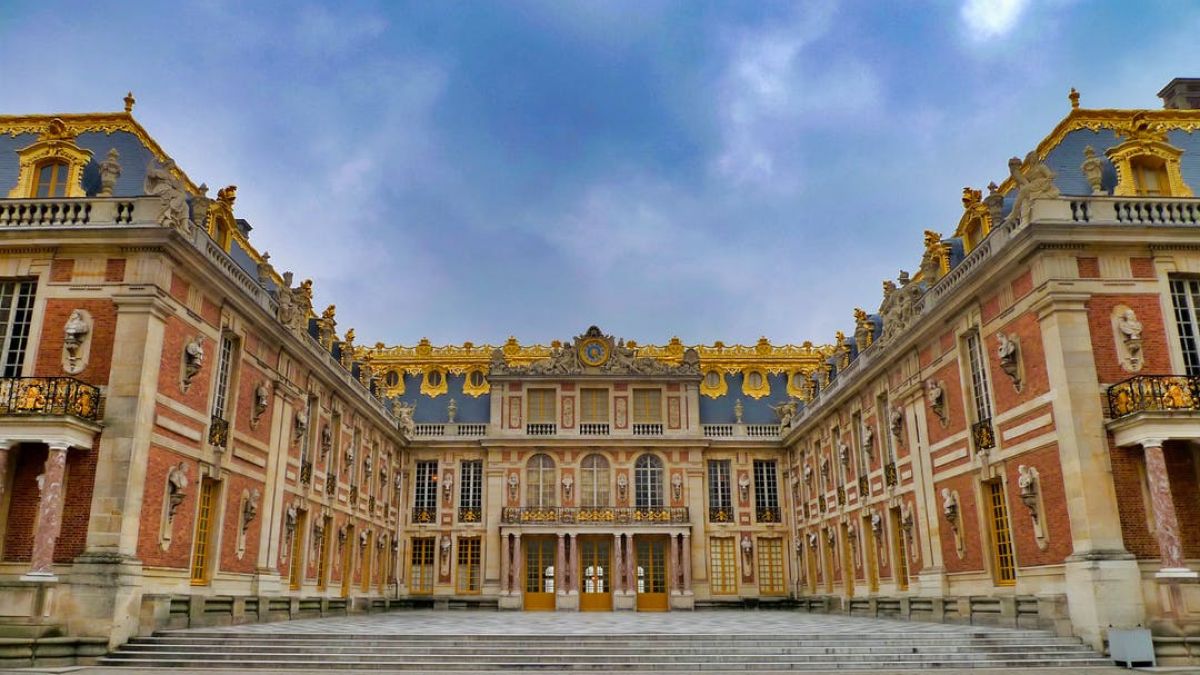 Stare de alertă în Franța. Palatul Versailles, evacuat din motive de securitate