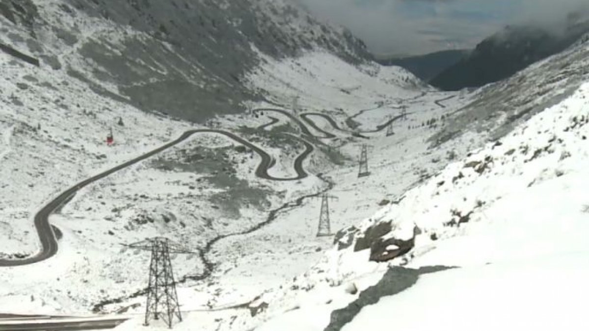 Condiții de iarnă pe Transfăgărășan. Prima zăpadă din acest sezon