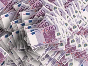 datoria externă Creditul Fermierului salariul lunar BANI, euro, sursa foto pixabay 660 e milioane de euro 10.000 de euro