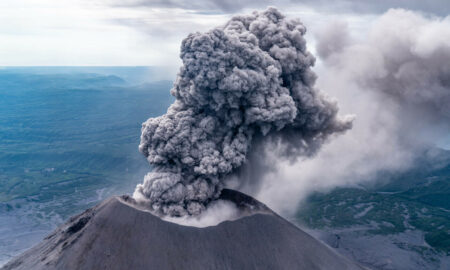 Un vulcan din Rusia a erupt. Nor de cenușă extins pe 1.000 de kilometri