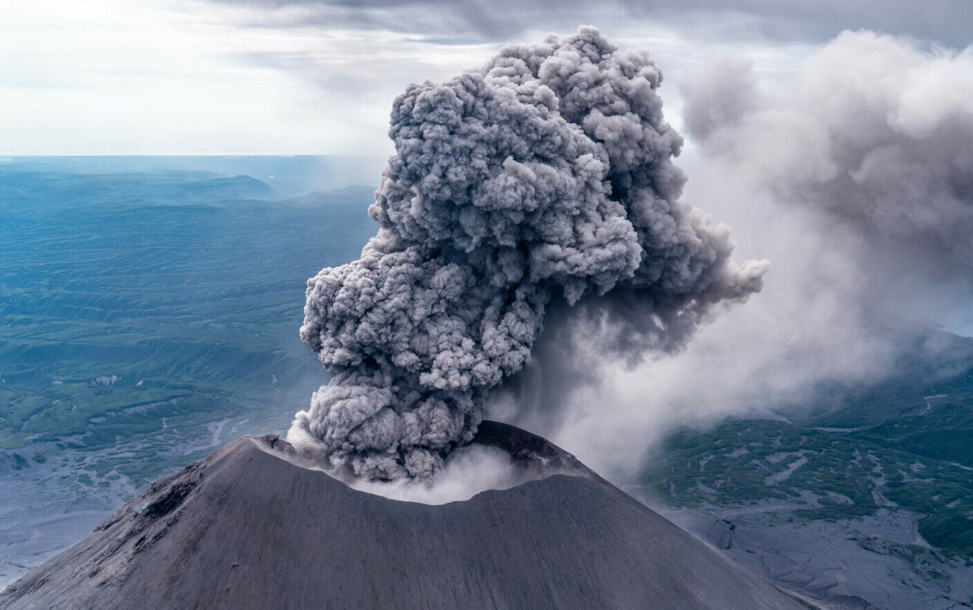 Un vulcan din Rusia a erupt. Nor de cenușă extins pe 1.000 de kilometri